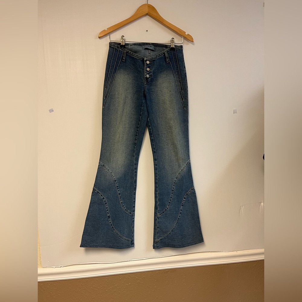 New Max Y2K 2000s Low Rise Flare Jeans – Embroidered Going Out Club Denim Size 8 - Picture 2 of 8
